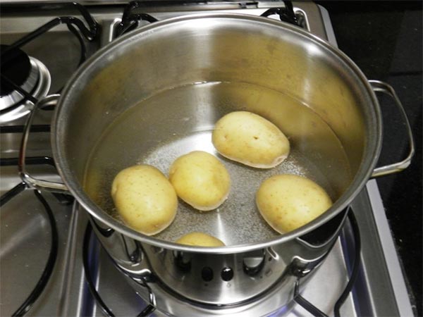 cozinhando batatas