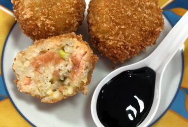 bolinho de arroz e salmão