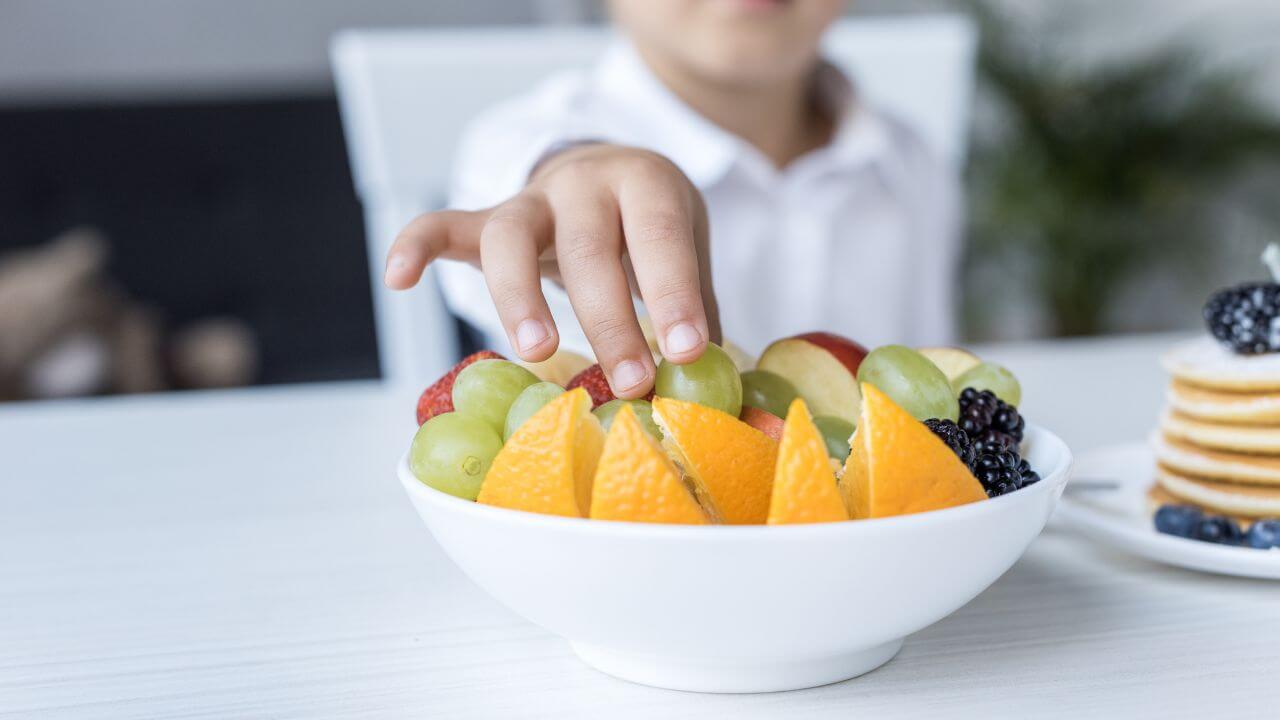 como incluir frutas e verduras no cardápio do seu filho