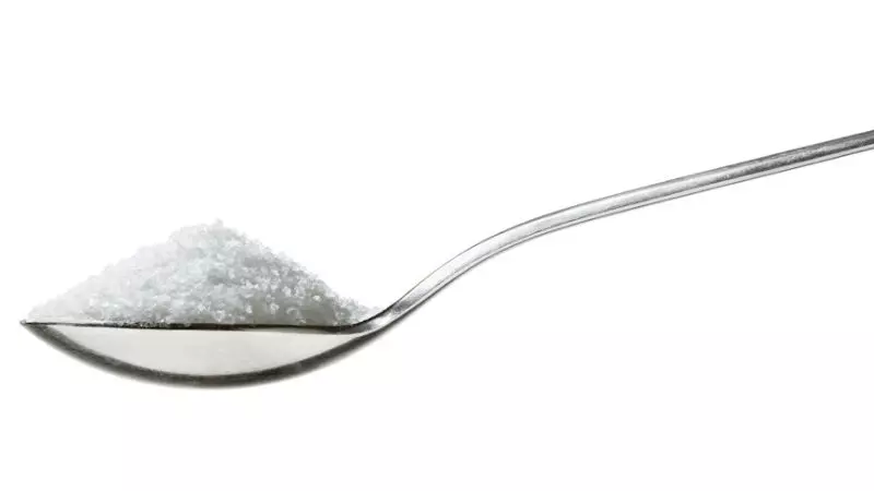 colher cheia de açúcar representando a quantidade de açúcar de alguns alimentos