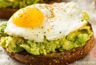 brunch com frutas frescas, ovos, avocado, pão sem glúten e manteiga de coco da Gisele Bündchen