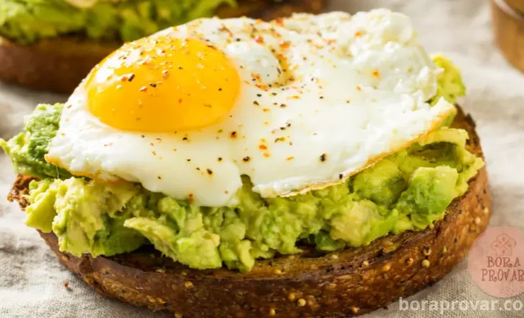 brunch com frutas frescas, ovos, avocado, pão sem glúten e manteiga de coco da Gisele Bündchen