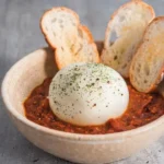 Burrata Assada Envolta em Massa de Pizza Com Molho