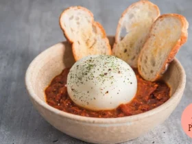 Burrata Assada Envolta em Massa de Pizza Com Molho