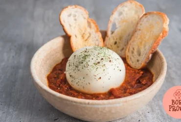 Burrata Assada Envolta em Massa de Pizza Com Molho