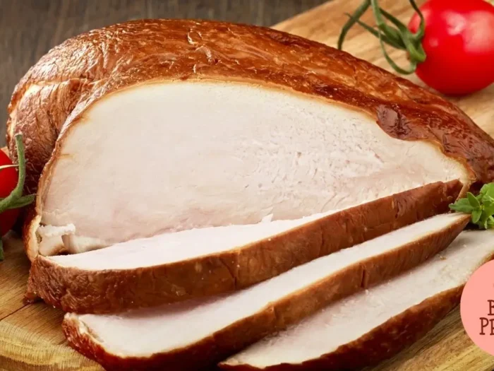 Peito de frango defumado suculento e dourado