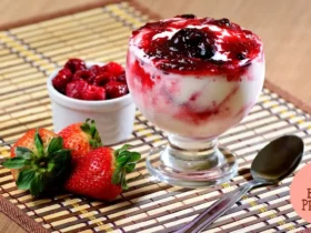 Mousse de iogurte grego com frutas vermelhas