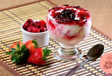Mousse de iogurte grego com frutas vermelhas