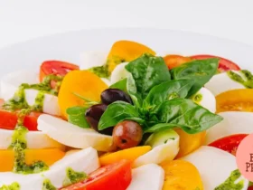 Salada caprese com tomates coloridos e molho pesto