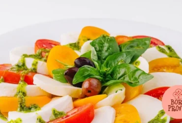 Salada caprese com tomates coloridos e molho pesto