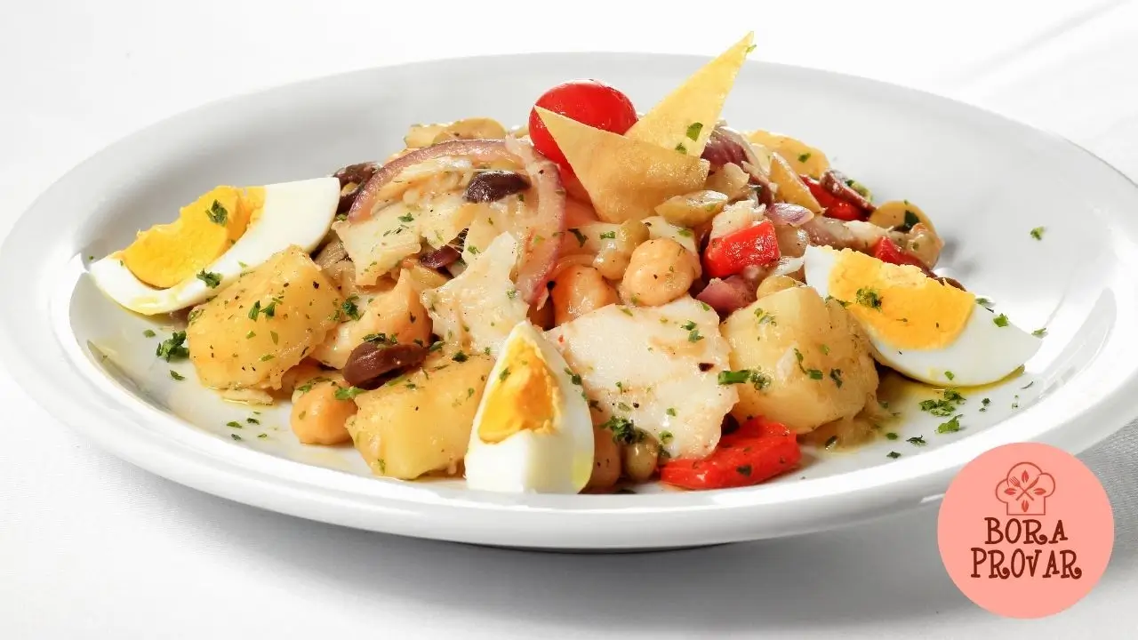 Salada de bacalhau desfiado com grão-de-bico e pimentões coloridos