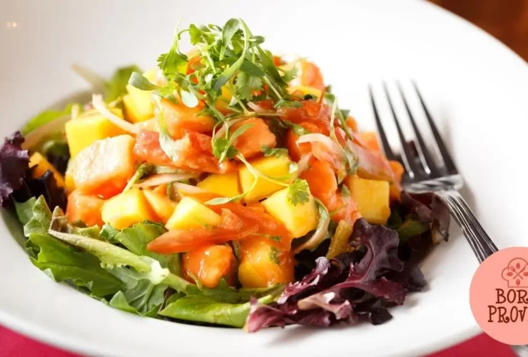 Salada de folhas com frutas tropicais e nozes caramelizadas