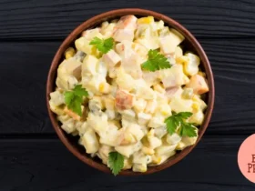 Salada de maionese natalina com maçã e uva-passa